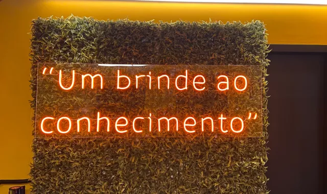 Um brinde ao conhecimento Um brinde ao conhecimento